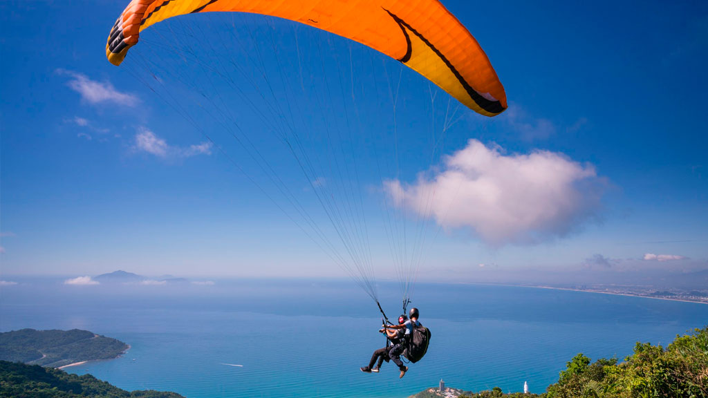 Paragliding over vand