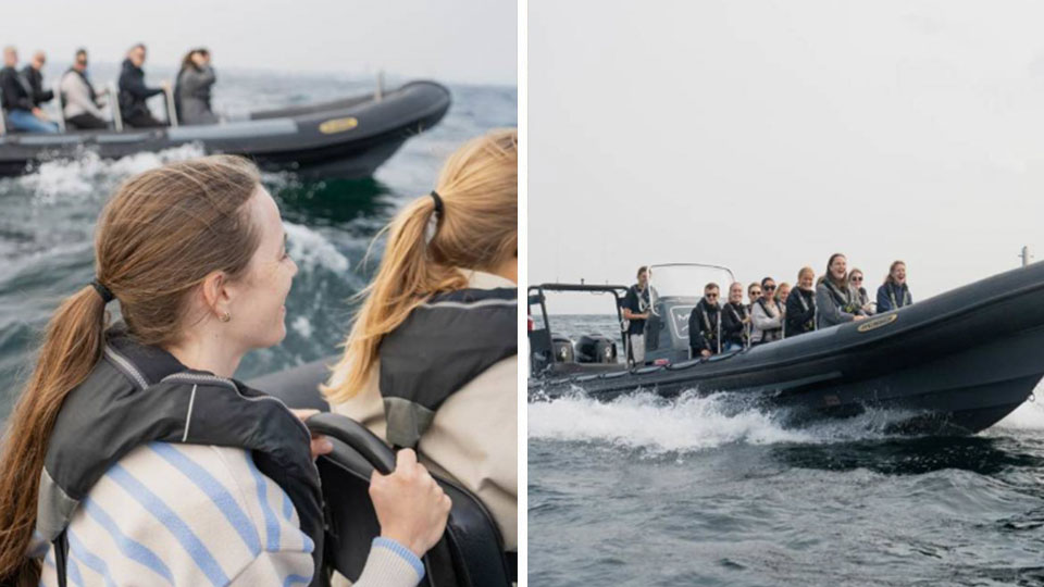 Actionfyldt højhastighedssejlads i RIB-båd i Aarhusbugten med imponerende udsigt til Aarhus og naturen – en oplevelse fuld af fart og eventyr.